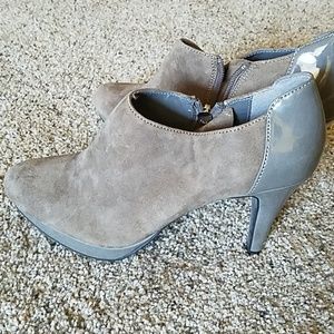 Bandolino 7 tan suede platform ankle heels booties